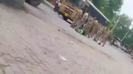 मिर्ज़ापुर: बरकछा के पास पीएसी के जवानों की बस को ओवरटेक करने पर बाइक सवार को पीएसी के जवानों ने मारा, वीडियो हुआ वायरल