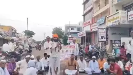 शिरूर कासार: शिवसेना ठाकरे गटाच्या तर्फे बंद पडलेल्या ज्ञानराधा मल्टीस्टेट शिरूर कासार शाखेसमोर अर्धनग्न आंदोलन
