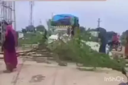 मांगरौल: सीसवाली कस्बे के मदारपुरा मोहल्ले में पानी की निकासी और पेयजल समस्या को लेकर महिलाओं ने सड़क पर लगाया जाम