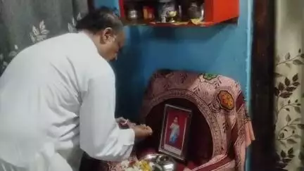 लटेरी: डॉक्टर के इलाज से बच्चे की मौत, पीड़ित परिवार से मिले पूर्व सांसद लक्ष्मण सिंह