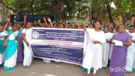 அரியலூர்: தற்காலிக பணியாளரிடம், தடுப்பூசி பணியை கொடுக்கக் கூடாது- அண்ணா சிலையருகே செவிலியர்கள் ஆர்ப்பாட்டம்