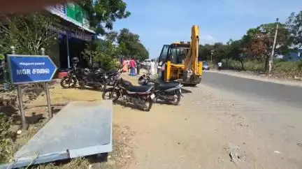 விருதுநகர்: எம்ஜிஆர் சாலையில் ரூபாய் 1.34 கோடி மதிப்பீட்டில் சாலையின் இருபுறமும் தலா 5 அடி அகலத்தில் மொத்தம் 560 மீட்டர் நீளத்தில் புதிய சாலை அமைக்க பூமி பூஜை