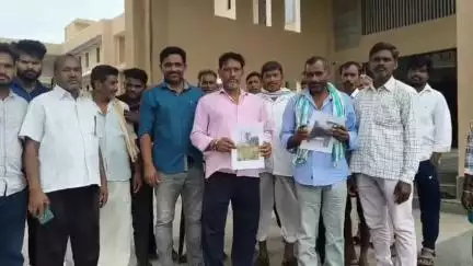 అసిఫాబాద్: పోచమ్మ గుడికి దారి కల్పించాలని ఆసిఫాబాద్ జిల్లా కలెక్టర్ కు వేడుకున్న బూరుగూడ గ్రామస్థులు