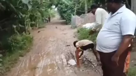 ময়না: শীতলপুরে গ্রামীণ রাস্তার বেহাল দশা,পঞ্চায়েত প্রধান বিধায়ককে বলেও সুরাহা হয়নি,রাস্তা সংস্কারে দাবীমানুষজনে #jansamasya