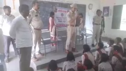 సిర్పూర్ టి: కుంటాల మానేపల్లి ప్రభుత్వ గిరిజన ఆశ్రమ పాఠశాలలో బాలికలకు మాదక ద్రవ్యాలపై అవగాహన కల్పించిన పోలీసులు