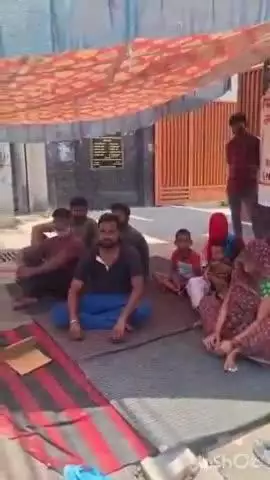 जसराना: नगर पंचायत जसराना में15 माह का बकाया वेतन न मिलने पर सफाई कर्मचारी ने परिवार के साथ दिया धरना