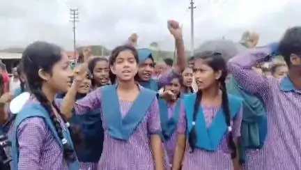 সোনামুড়া: শিক্ষক বদলির প্রতিবাদে সোনামুড়া কাঁঠালিয়া সড়ক অবরোধ করলো বেজিমারা হাই স্কুলে পড়ুয়ারা #jansamasya