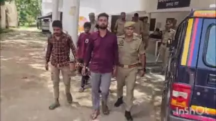 एटा: मलावन पुलिस ने चेकिंग के दौरान चार आरोपियों को अवैध बंदूक, तमंचा, कारतूस और कार के साथ किया गिरफ्तार