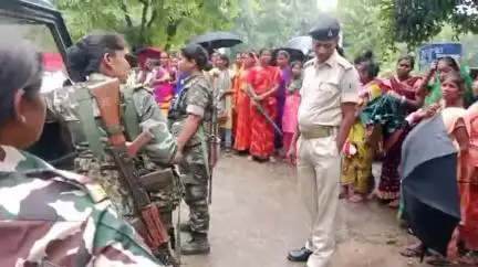 गुमला: एक माह से फसिया पोढ़ा टोली गांव अंधेरे में, आक्रोशित ग्रामीणों ने बिजली विभाग का किया घेराव #jansamasya