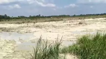 सफीपुर: बांगरमऊ में बिना अनुमति ग्राम समाज की जमीन पर तालाब के लिए ठेकेदार करा रहा था खुदाई, एसडीएम ने काम रोक कर जब्त की जेसीबी