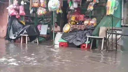 झरिया/जोरापोखर/सिंदरी: बकरी हाट के समीप नाली के पानी सरक पर आने से आवागमन करने वाले लोगों को हो रही परेशान #jansmsya