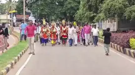 ಚಾಮರಾಜನಗರ: ಜಿಲ್ಲೆಯಲ್ಲಿ ದಸರಾ ಆಚರಣೆಗೆ ಆಗ್ರಹಿಸಿ ನಗರದಲ್ಲಿ ಕಲಾವಿದರಿಂದ ಪ್ರತಿಭಟನೆ