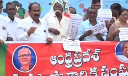 కేంద్ర ప్రభుత్వ నూతన విద్యా విధానంతో రాష్ట్రంలోని ప్రభుత్వ బడులు మోతపడే అవకాశం ఉందని ఒంగోలు కలెక్టరేట్ వద్ద నిరసన