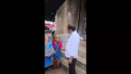 విశాఖపట్నం: మద్దిలపాలెం వద్ద ఓ వృద్ధురాలను వారి యొక్క బంధువులు, కుటుంబీకులు వదిలి వెళ్ళిన వైనం, వృద్ధాశ్రమానికి తరలించిన స్థానికులు.
