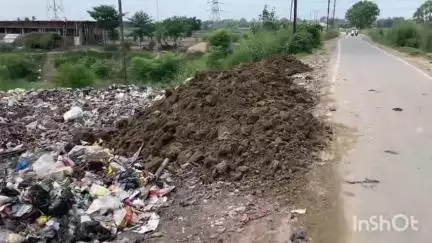सिमरी: मंझवारी पंचायत में सड़क किनारे कूड़ा डंपिंग पर सफाई एजेंसी की सख्ती, कूड़े के ढेर पर डाली मिट्टी