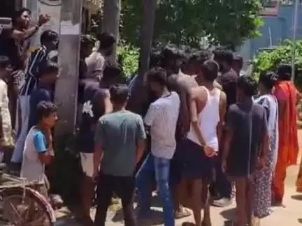 जगदीशपुर: लोदीपुर थाना क्षेत्र के लालूचक भट्टा के पास स्कूटी चोरी करते एक युवक रंगे हाथ पकड़ा गया, लोगों ने की जमकर पिटाई