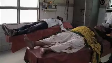 एटा: तेज रफ्तार बाइक अनियंत्रित होकर डिवाइडर से टकराई, बाइक सवार मां-बेटा गंभीर घायल, हाइवे पर ARTO कार्यालय के समीप की घटना