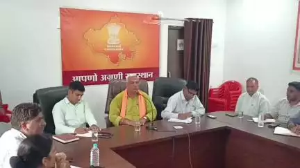 डीग: गृह राज्य मंत्री ने पूंछरी के लौठा में स्थित PHED गेस्ट हाउस में अधिकारियों की बैठक ली
