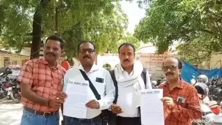 मिर्ज़ापुर: पहाड़ा स्टेशन का नाम शहीद नरेश श्रीवास्तव के नाम पर रखने की मांग, विंध्य कायस्थ परिवार ने सौंपा पत्र