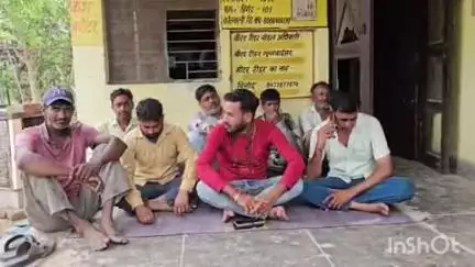 सिकंंदराबाद: सिकंदराबाद के खुर्जा रोड पर स्थित विद्युत उपकेंद्र नंबर 04 के संविदाकर्मी बराल के खिलाफ धरने पर बैठे