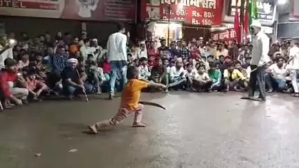 बुरहानपुर: मोहर्रम पर्व पर बाजार में लगा मेला, युवाओं ने अखाड़ों में दिखाए करतब, बच्चों का तलवार चलाते वीडियो वायरल
