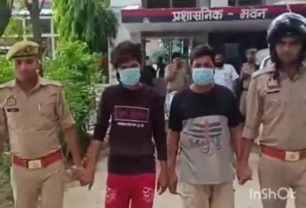 हरदोई: देहात पुलिस ने सवारी का बैग लेकर फरार हुए ई-रिक्शा चालक शीलू और उसके साथी छोटू को सामान सहित किया गिरफ्तार