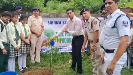 বারাবনী: কুলটির রাধানগরে এক বেসরকারি স্কুলের পড়ুয়াদের নিয়ে ট্রাফিক পুলিশের পথ নিরাপত্তা সপ্তাহ পালন, উপস্থিত DCP ট্রাফিক