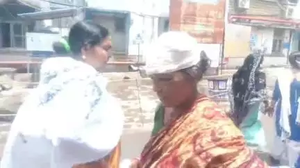 বহরমপুর: জিবন্তী গ্রামে আত্মীয়র হাতে আক্রান্ত এক মহিলা, চিকিৎসার জন্য আনা হয় বহরমপুর MMC হাসপাতালে