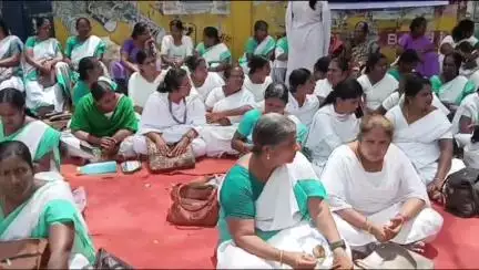 திருச்சி: தமிழ்நாடு அரசு கிராம சுகாதார செவிலியர் நலச்சங்கம் பெருந்திரள் கவன ஈர்ப்பு முறையீடு ஆட்சியரகம் அருகே நடந்தது