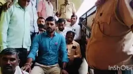 वाशिम: विविध मागण्यासाठी बँक ऑफ महाराष्ट्राच्या रिठ्ठद शाखेत क्रांतिकारी शेतकरी संघटनेच्यावतीने ठिय्या आंदोलन .