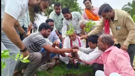 राजगढ़: राजगढ़ सांसद रोड मल नागर ने बरोठिया ग्राम के श्री भैरव महाराज मंदिर परिसर में किया पौधारोपण