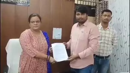 तमकुही राज: तमकुहीराज के एसडीएम को पत्रक सौंपकर नीलगायों से किसानों की खेती बचाने का किया गया अनुरोध