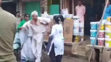 মেদিনীপুর: প্রবীণ বামনেতাকে রাস্তায় ফেলে বেধড়ক মারধর; দল থেকে বহিষ্কার করা হল বেবি কোলে শর্মাকে, মেদিনীপুরে ঘোষণা তৃণমূল নেতৃত্বের