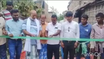 মানিকচক: নারায়ণপুর গ্রামবাসীর দীর্ঘদিনের দাবি পূরণ করল মানিকচক পঞ্চায়েত সমিতি, তিন লক্ষ টাকা বরাদ্দে কংক্রিট ঢালাই রাস্তার কাজ