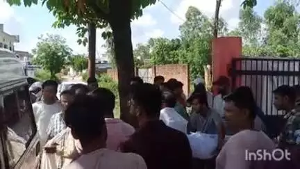 कैसरगंज: फखरपुर सीएससी के पास तेज रफ्तार अज्ञात वाहन ने बाइक सवार को मारी टक्कर, हादसे में एक की मौत और एक घायल