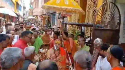 *चातुर्मास व्रत पूर्ण करने हेतु शंकराचार्य जी ने किया मुम्बई प्रस्थान*

*चातुर्मास व्रत के दौरान मुम्बई में सम्पन्न होंगे विभिन्न धार्मिक अनुष्ठान*

*काशी में शंकराचार्य जी का मनुस्मृति पर व्याख्यान हुआ पूर्ण*