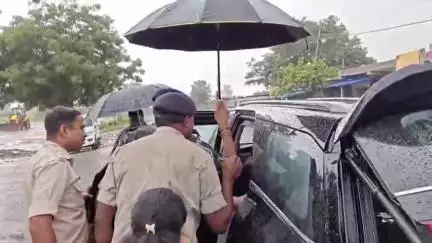 झंडा विवाद को लेकर गरमाई सियासत, सांसद और विधायक को पुलिस ने किया नज़रबंद!
