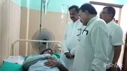 কোচবিহার ১: আহত তৃণমূল কর্মীকে নার্সিং হোমে দেখতে এল রাজ্য পার্টির দুই নেতৃত্ব
