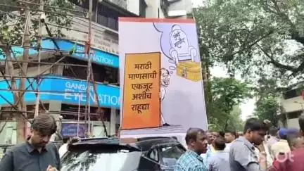 ठाणे: टेंभी नाका येथे उद्धव ठाकरे यांना डिवचनारे लावलेले बॅनर अतिक्रमण विभागाकडून काढताना शिंदे गट आक्रमक