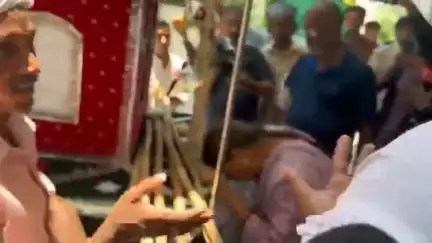 राबड़ी देवी, मुहर्रम के ताज़िया के सामने नतमस्तक है,
कभी इनके परिवार का हिंदू त्योहारों को लेकर ऐसी वीडियो नहीं देखी...