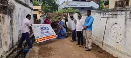 పెద్దపల్లి: సుల్తానాబాద్ మున్సిపల్ లోని పలు వార్డుల్లో వందరోజుల స్వచ్ఛత కార్యక్రమం నిర్వహించిన మున్సిపల్ కమిషనర్ రమేష్