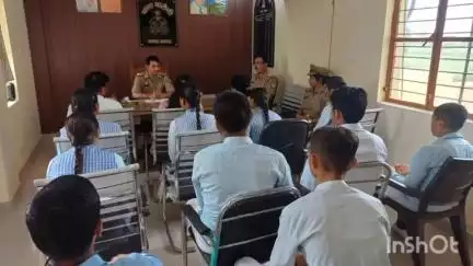 बागपत: कॉलेज में पहुंचकर बालेनी थाना पुलिस ने छात्र-छात्राओं को जागरूक किया