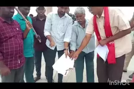 హవేలీ ఘన్​పూర్: కలెక్టర్ కార్యాలయం ముందు జీవో 282 కాపీ దహనం:
 సీఐటీయూ జిల్లా కార్యదర్శి మల్లేశం