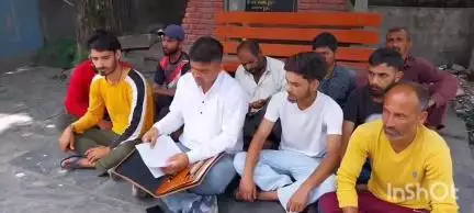 चम्बा: बीडीओ की कार्यप्रणाली से खफा ग्रामीण और जिला परिषद सदस्य डीसी ऑफिस के बाहर धरने पर बैठे