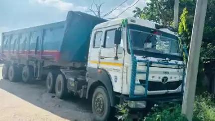 अस्थावां: सारे थाना पुलिस ने चोरी के हाइवा वाहन, चालक और खलासी को गिरफ्तार किया