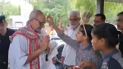 सिरसा: उड़ीसा के पूर्व राज्यपाल प्रोफेसर गणेशी लाल पहुंचे गांव बेगू सरकारी स्कूल, स्कूल प्रबंधन ने किया भव्य स्वागत