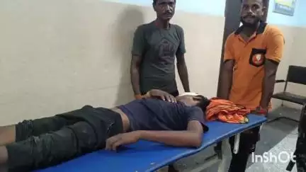 आरा: गुलजारपुर गांव के समीप अज्ञात वाहन की टक्कर से घायल बाइक सवार को आरा सदर अस्पताल में कराया गया भर्ती