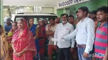 କବିସୂର୍ଯ୍ୟନଗର: କବିସୂର୍ଯ୍ୟନଗର ବିଜ୍ଞାପିତ ଅଞ୍ଚଳ ପରିଷଦ ରେ କାର୍ଯ୍ୟରତ ସଫେଇ କର୍ମଚାରୀଙ୍କ ୭ମାସର ବକେୟା ଦରମା ପ୍ରଦାନ କୁ ନେଇ ଆନ୍ଦୋଳନ #jansamasya