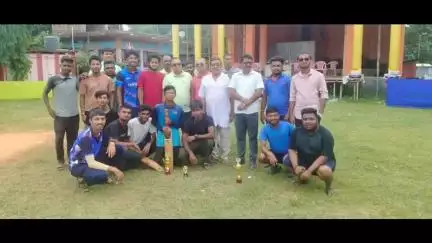 খোয়াই: স্বনামধন্য ক্লাবের নক আউট ক্রিকেট টুর্নামেন্টের ফাইনালখেলায় বিজয়ীদের পুরস্কার প্রদান অনুষ্ঠান সুভাষ পার্ক কালীবাড়িতে