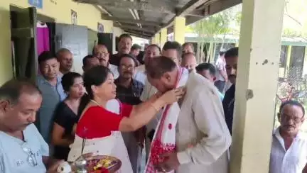 চাৰিদুৱাৰ: বালিপৰা মজলীয়া বিদ্যালয়ত অসম চৰকাৰৰ সৰ্বশিক্ষা মিচনৰ অধীনত নিৰ্মাণ কৰা বিদ্যালয় গৃহৰ উদ্বোধন কৰে বিধায়ক পদ্ম হাজৰিকাই